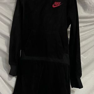 Comfy hoodie Nike dress. Sure to be a favorite 104-120cm, S, 4-5yrs